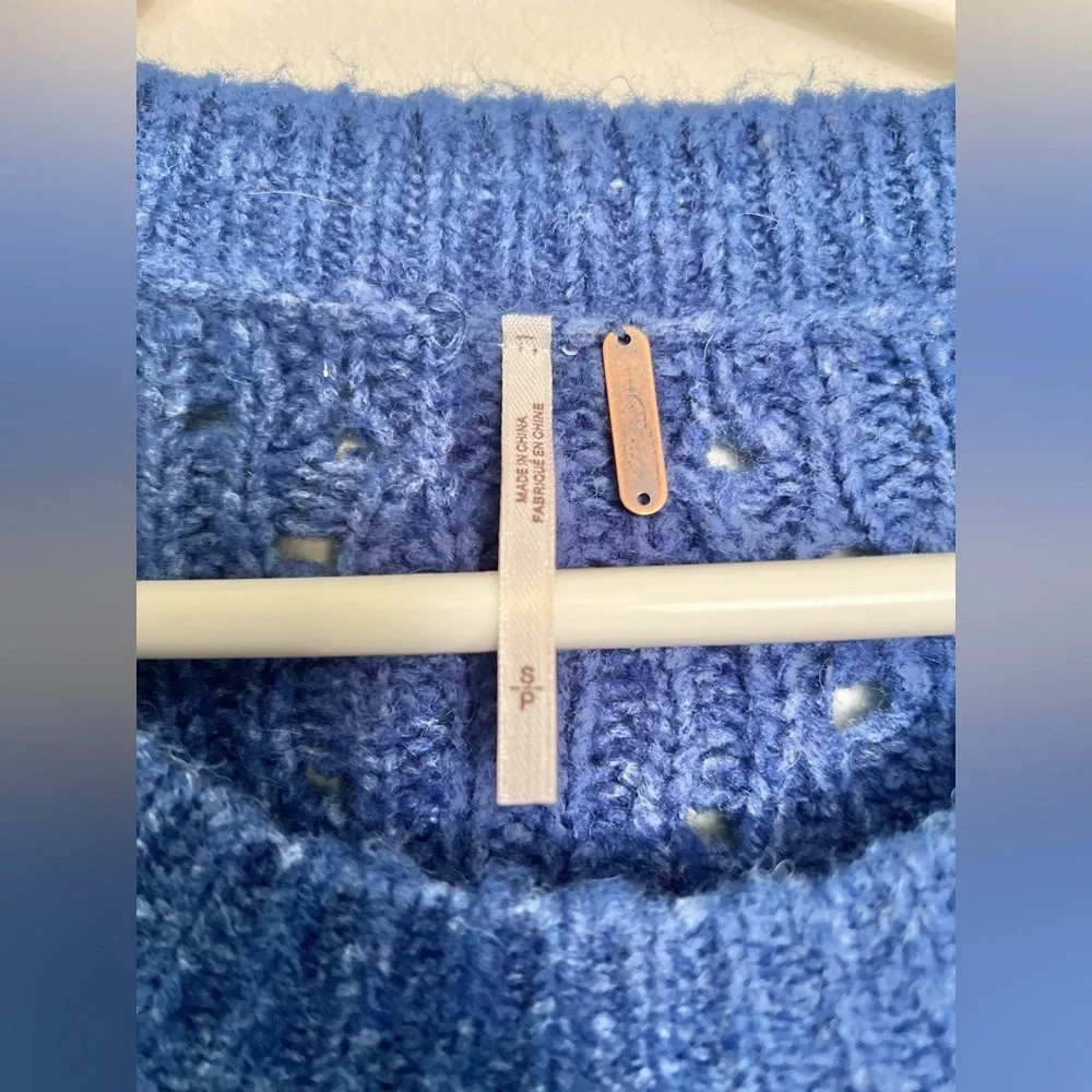 Free people knitted blue holes soft sweater pullover size small